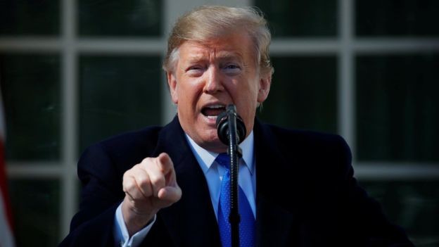 Juíza dos EUA bloqueia iniciativa do governo Trump de encerrar status legal de 8,4 mil imigrantes