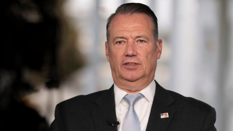 Juiz ordena que chefe do ICE compareça a tribunal para explicar por que detidos foram privados do devido processo legal