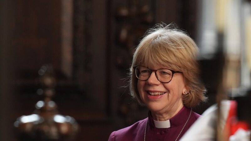 Sarah Mullally é confirmada como arcebispa e se torna oficialmente a primeira mulher a liderar a Igreja da Inglaterra