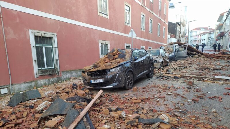 Em Portugal, tempestade deixa 5 mortos, rastro de destruição e quase meio milhão de pessoas sem energia