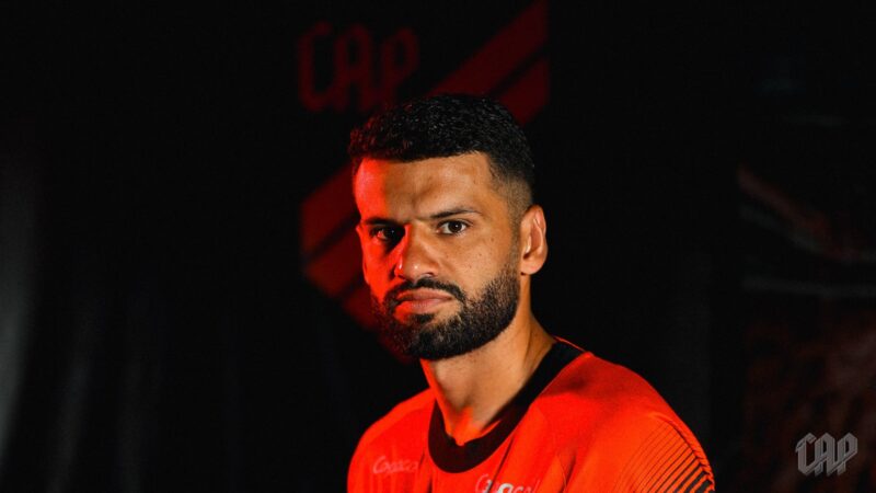 Athletico anuncia retorno do volante Jadson