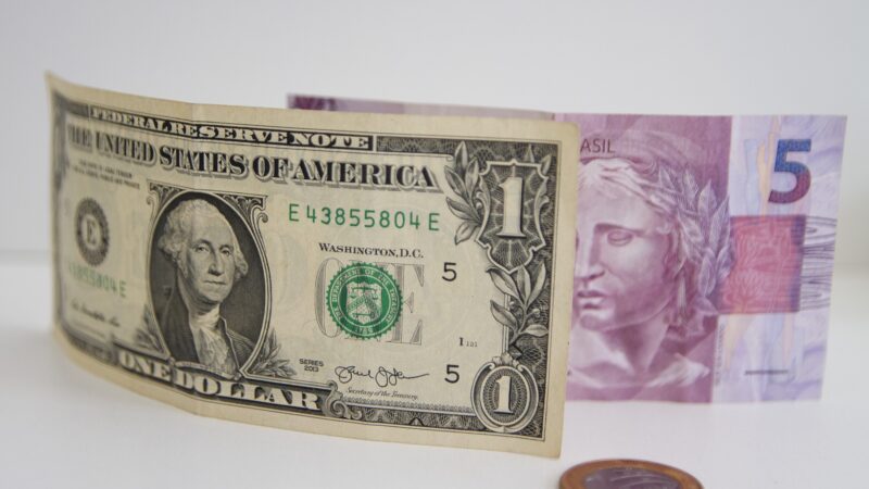Dólar opera em alta com mercado atento ao Focus e a novas tensões geopolíticas