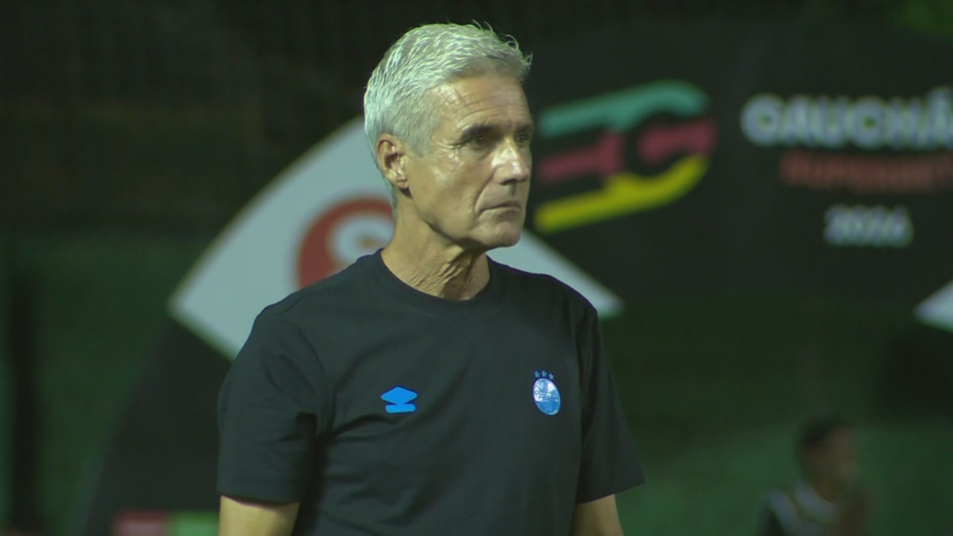 Luís Castro pede calma com jovens, mas explica escolha no Grêmio: “Qualidade não tem idade”