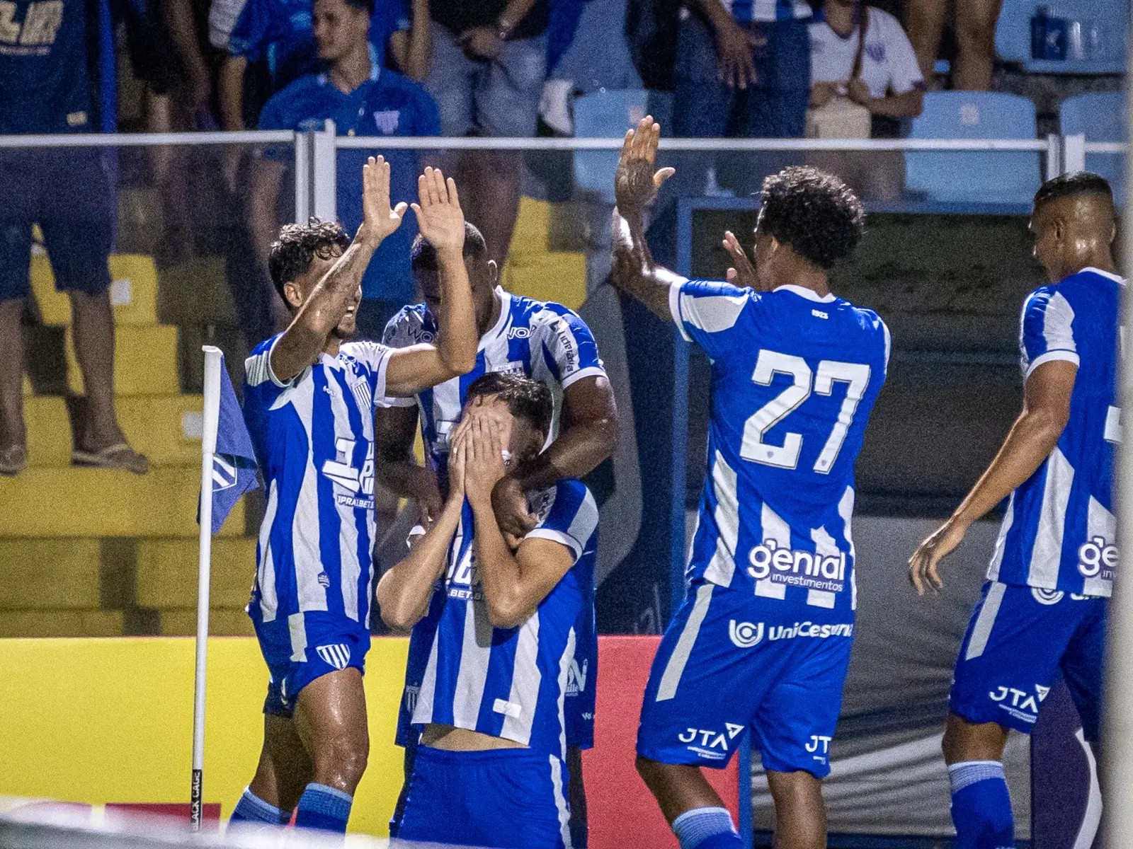 Cria da base do Avaí comemora primeiro gol na carreira: “Não tinha estreia melhor”