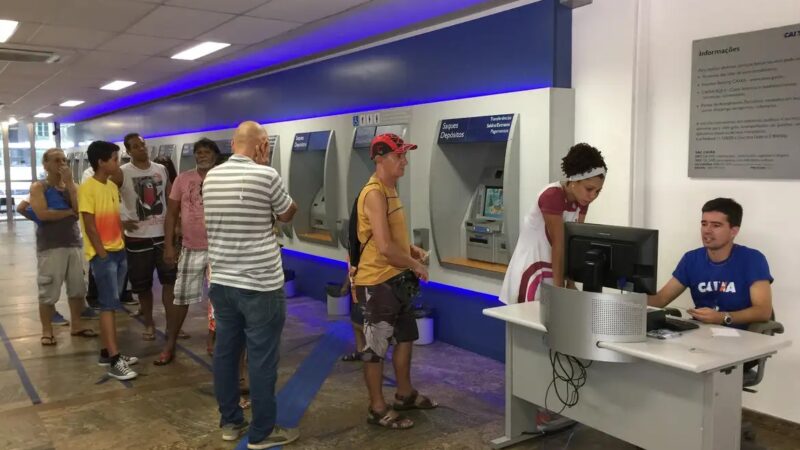 Com Selic alta para conter inflação, juro bancário sobe em 2025, crédito desacelera e inadimplência bate recorde