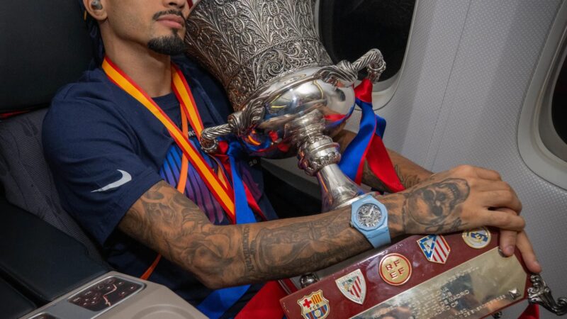 Raphinha “dorme” com a taça da Supercopa da Espanha; confira a festa do Barcelona pelo título
