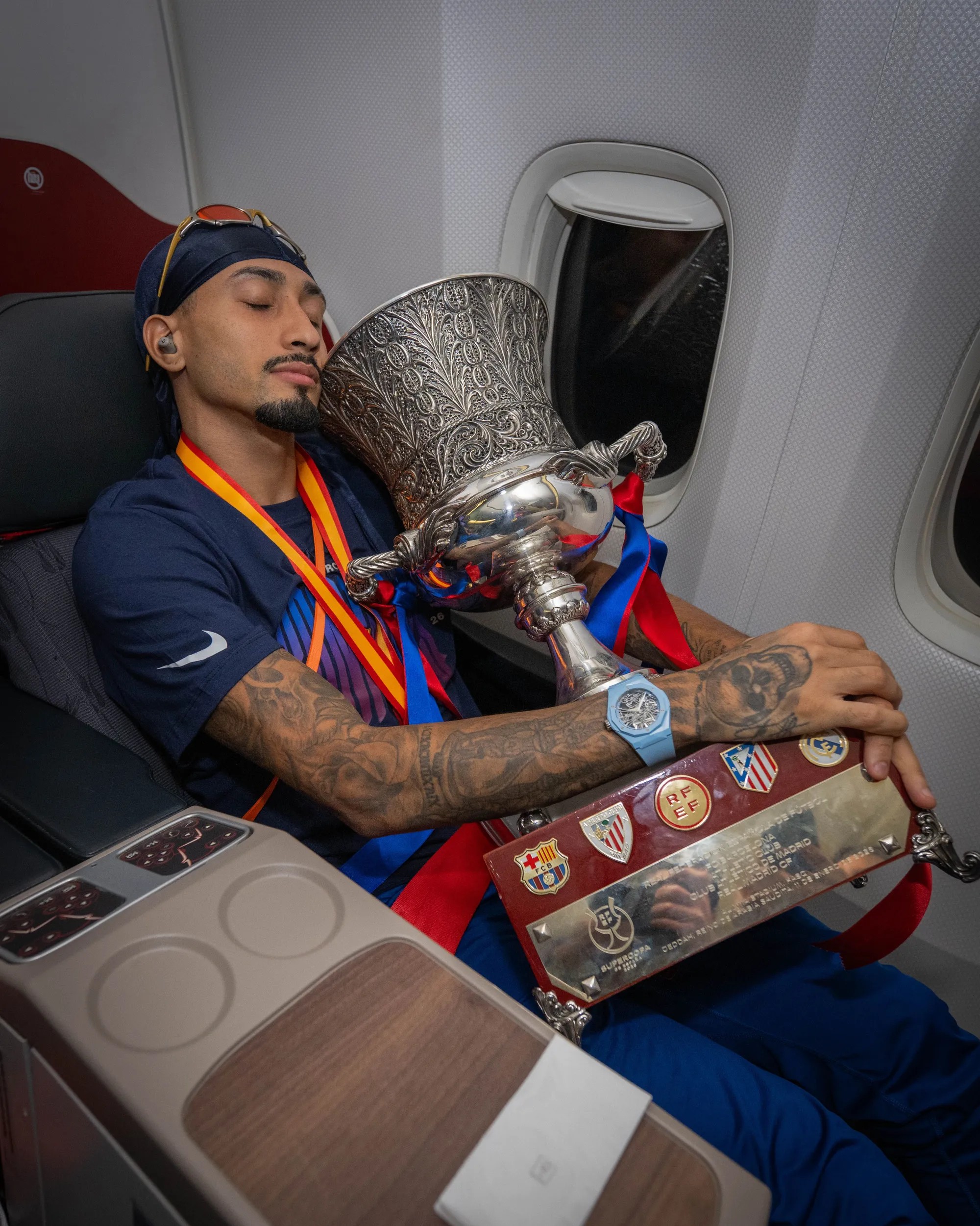 Raphinha “dorme” com a taça da Supercopa da Espanha; confira a festa do Barcelona pelo título