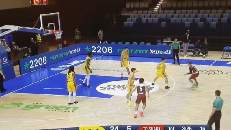 Equipe de basquete fica com um jogador em quadra e jogo da Liga dos Campeões termina em minutos