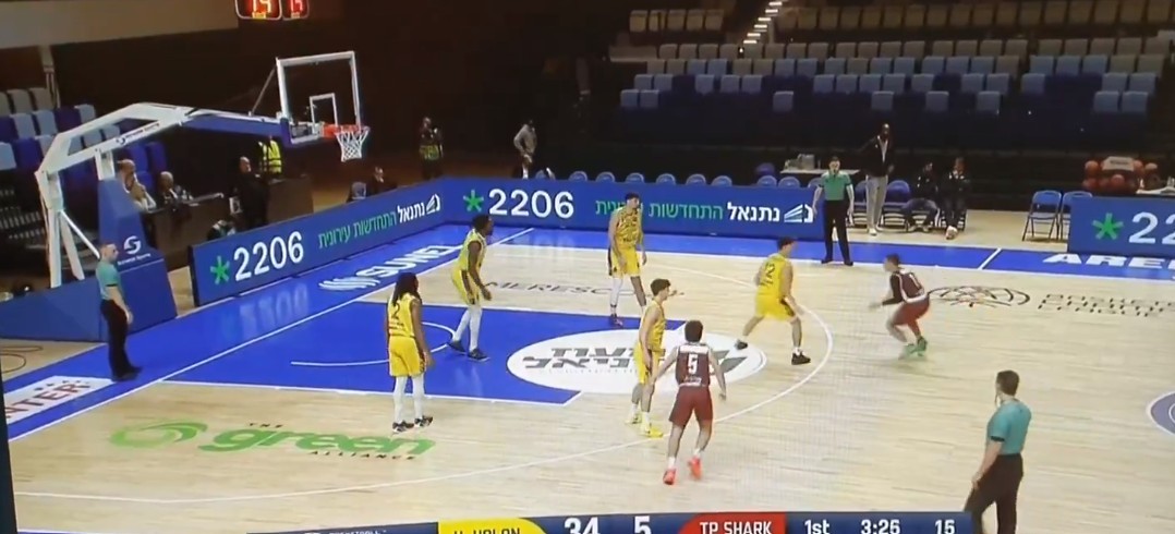 Equipe de basquete fica com um jogador em quadra e jogo da Liga dos Campeões termina em minutos