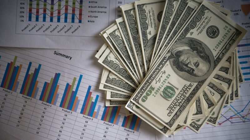 Dólar abre em queda com investidores à espera de dados de emprego nos EUA