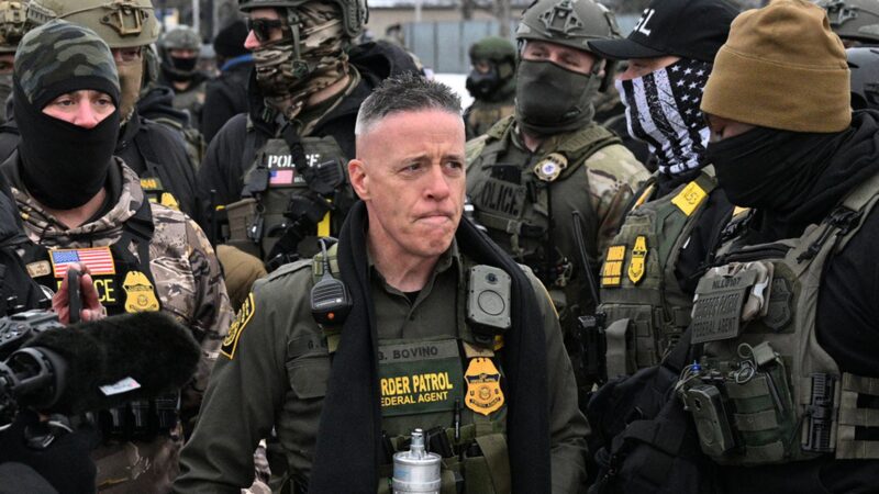 ‘Adeus, Bovino’: Manifestantes se reúnem em Minneapolis para celebrar saída de chefe de operação anti-imigração na cidade