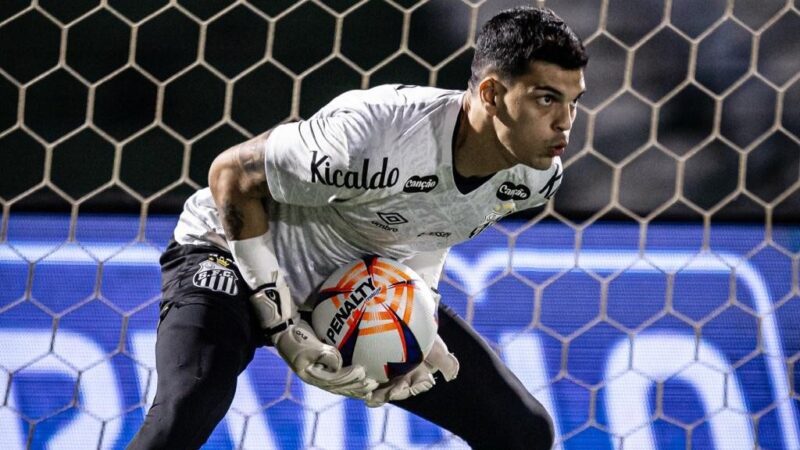Defesas, desabafos e exemplo para o elenco: Gabriel Brazão se firma como referência no Santos