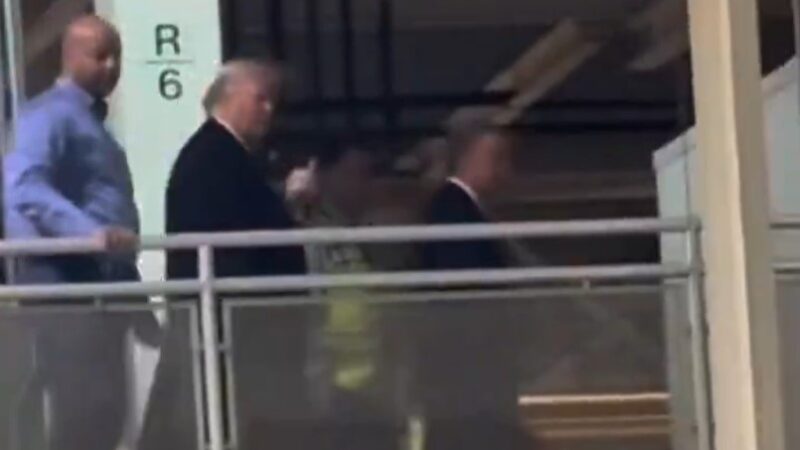 VÍDEO: Trump xinga e mostra dedo do meio a funcionário que o teria chamado de ‘protetor de pedófilo’ durante visita a fábrica