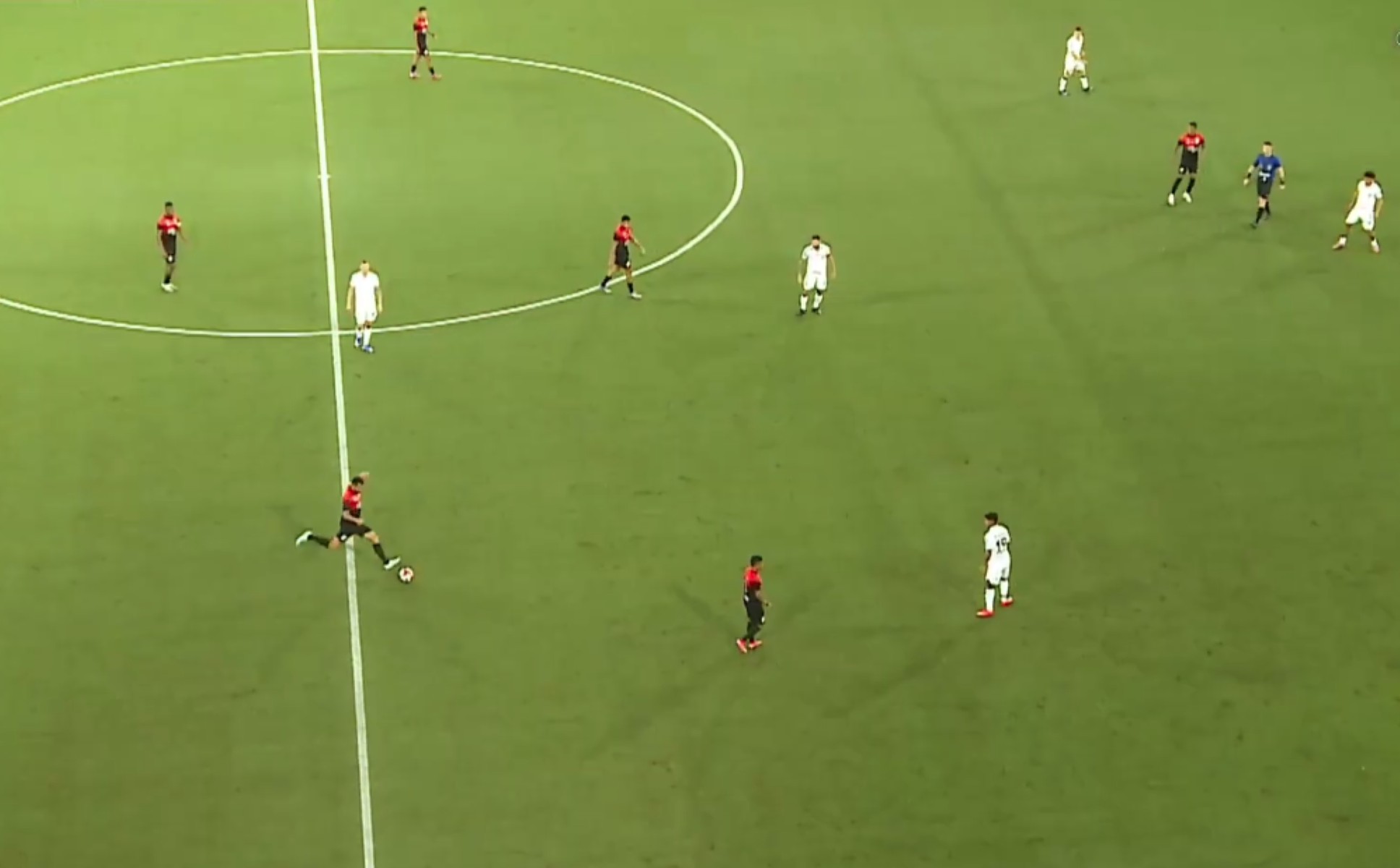 Zagueiro do Athletico dá chutão e faz gol do meio-campo em jogo do Paranaense; assista