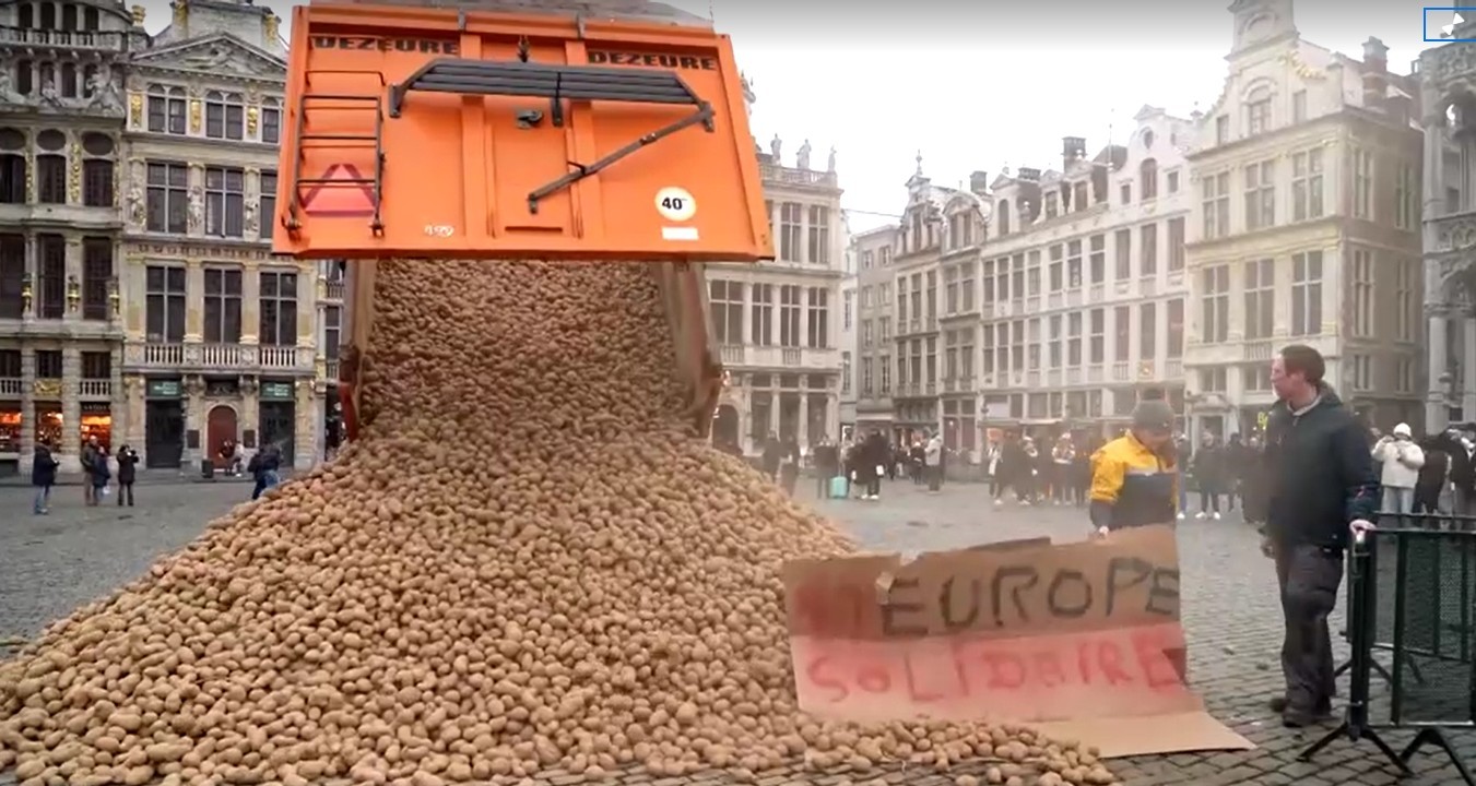Agricultores despejam caminhão de batata em protesto contra acordo UE-Mercosul e são cobrados pela prefeitura de Bruxelas; VÍDEO