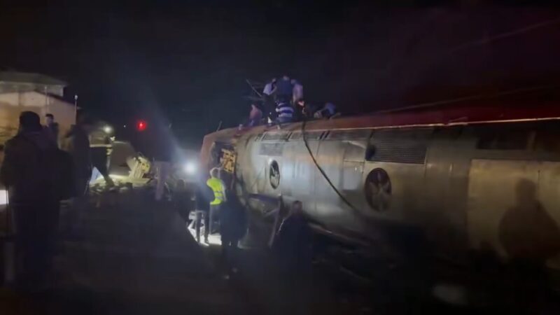 Dois trens de alta velocidade descarrilam e deixam mortos na Espanha