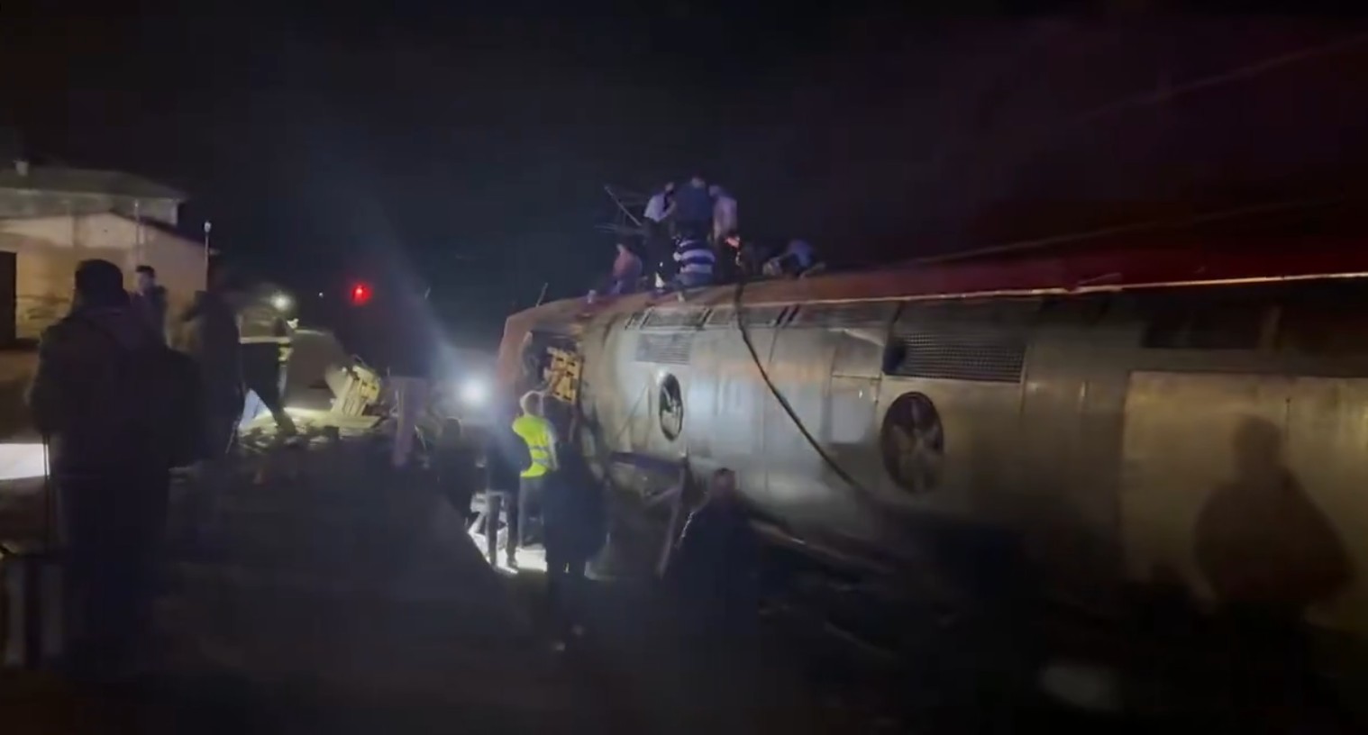 Dois trens de alta velocidade descarrilam e deixam mortos na Espanha