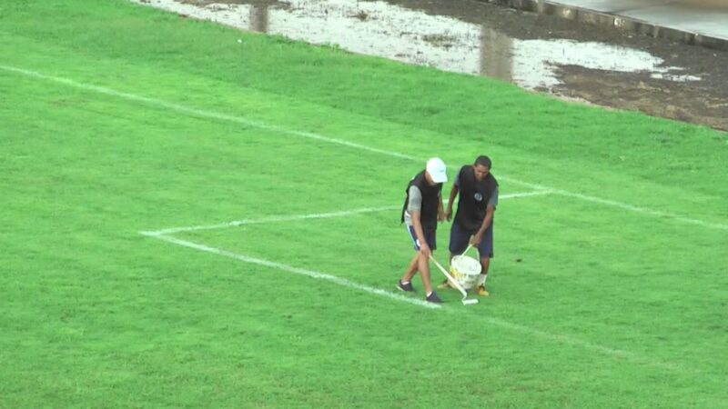 Jogo atrasa por falta de ambulância e funcionários aproveitam para demarcar o campo no TO; VÍDEO