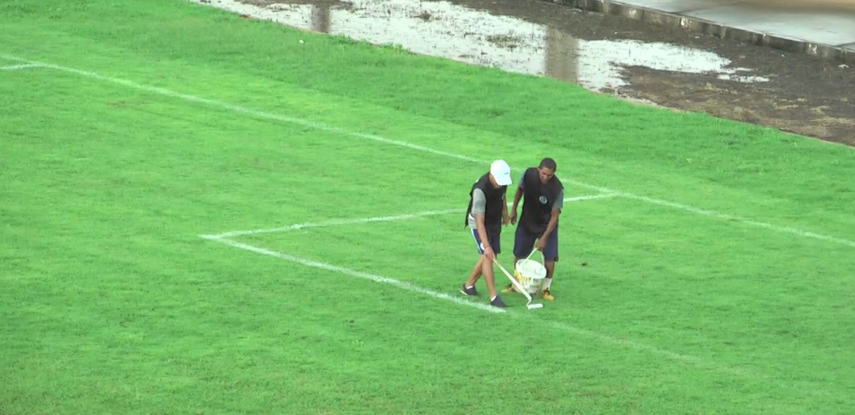 Jogo atrasa por falta de ambulância e funcionários aproveitam para demarcar o campo no TO; VÍDEO