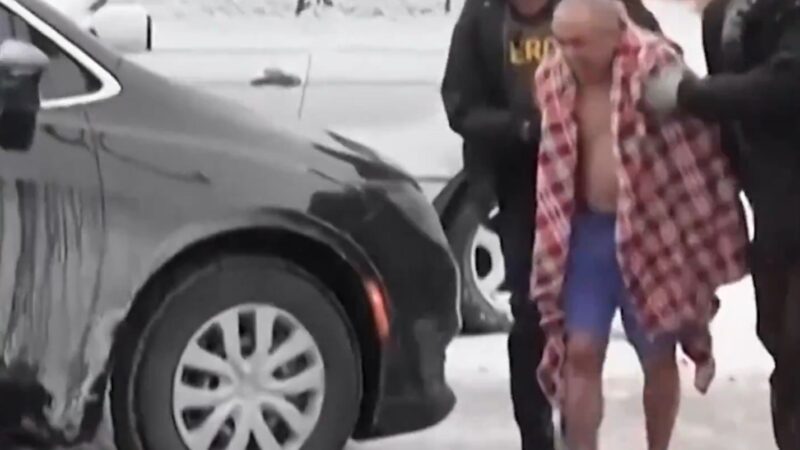 Agentes do ICE invadem casa em Minnesota e arrastam um homem quase nu para a neve
