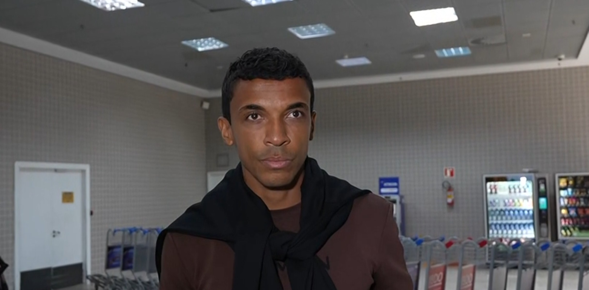 Luiz Gustavo chega para assinar com o Athletico e lamenta crise no São Paulo: “Triste para o futebol”