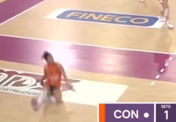 Gabi Guimarães faz defesa incrível com o pé e renova com time italiano horas depois; veja vídeo