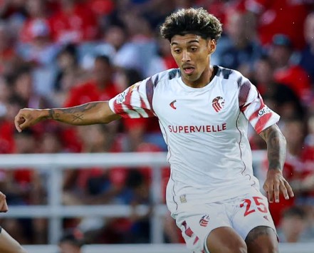 Próximo do Botafogo, Medina estreia em 2026 pelo Estudiantes com assistência