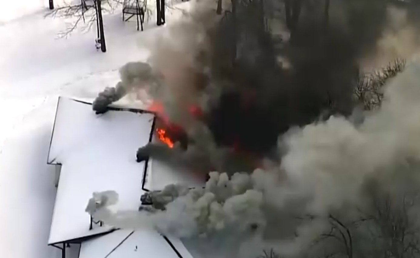 Vídeo mostra casa coberta de neve em chamas nos EUA
