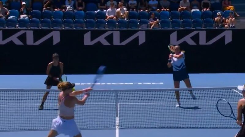 Tenista acerta bolada no rosto e derruba adversária no Australian Open; Sinner vai às quartas