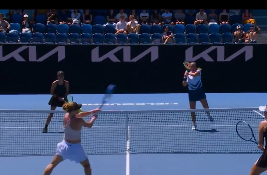 Tenista acerta bolada no rosto e derruba adversária no Australian Open; Sinner vai às quartas