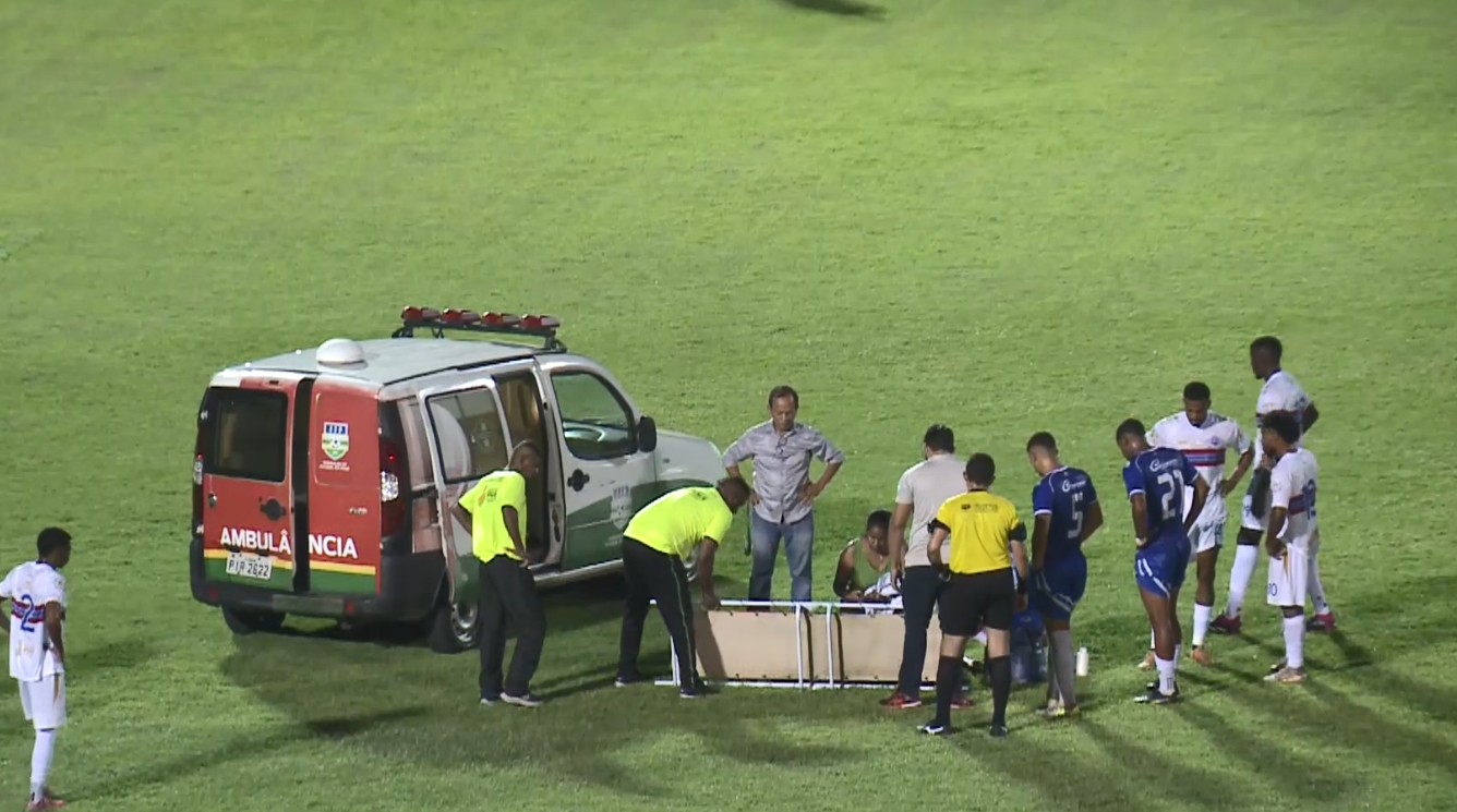 Leandro Sobral, do Parnahyba, bate cabeça no gramado, sofre concussão e é retirado de ambulância