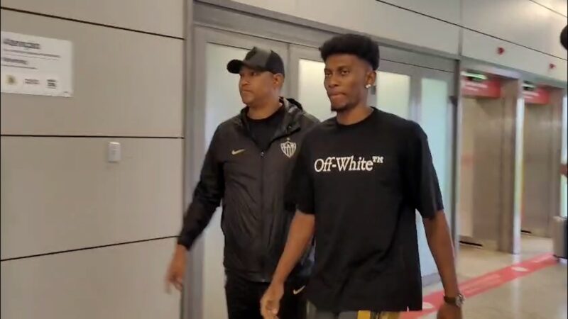 Acertado com Atlético-MG, Cassierra desembarca em BH para assinar contrato