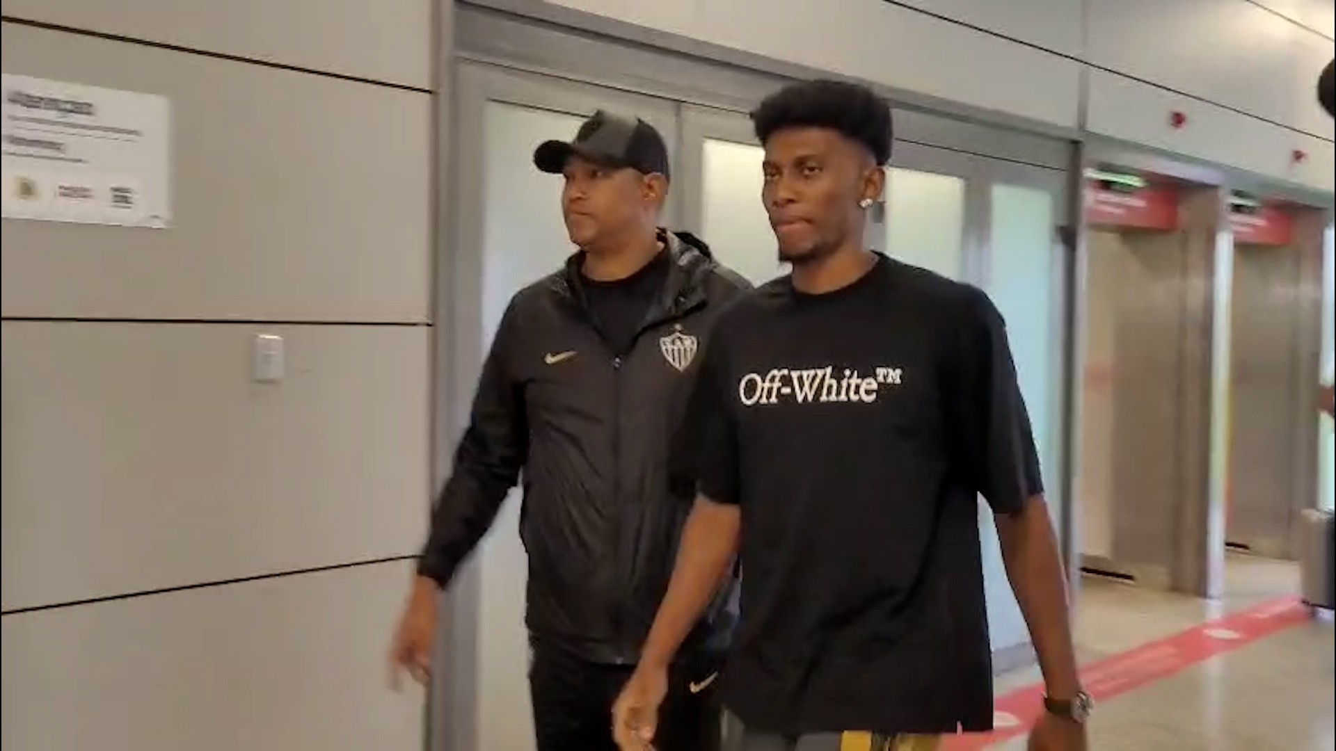 Acertado com Atlético-MG, Cassierra desembarca em BH para assinar contrato