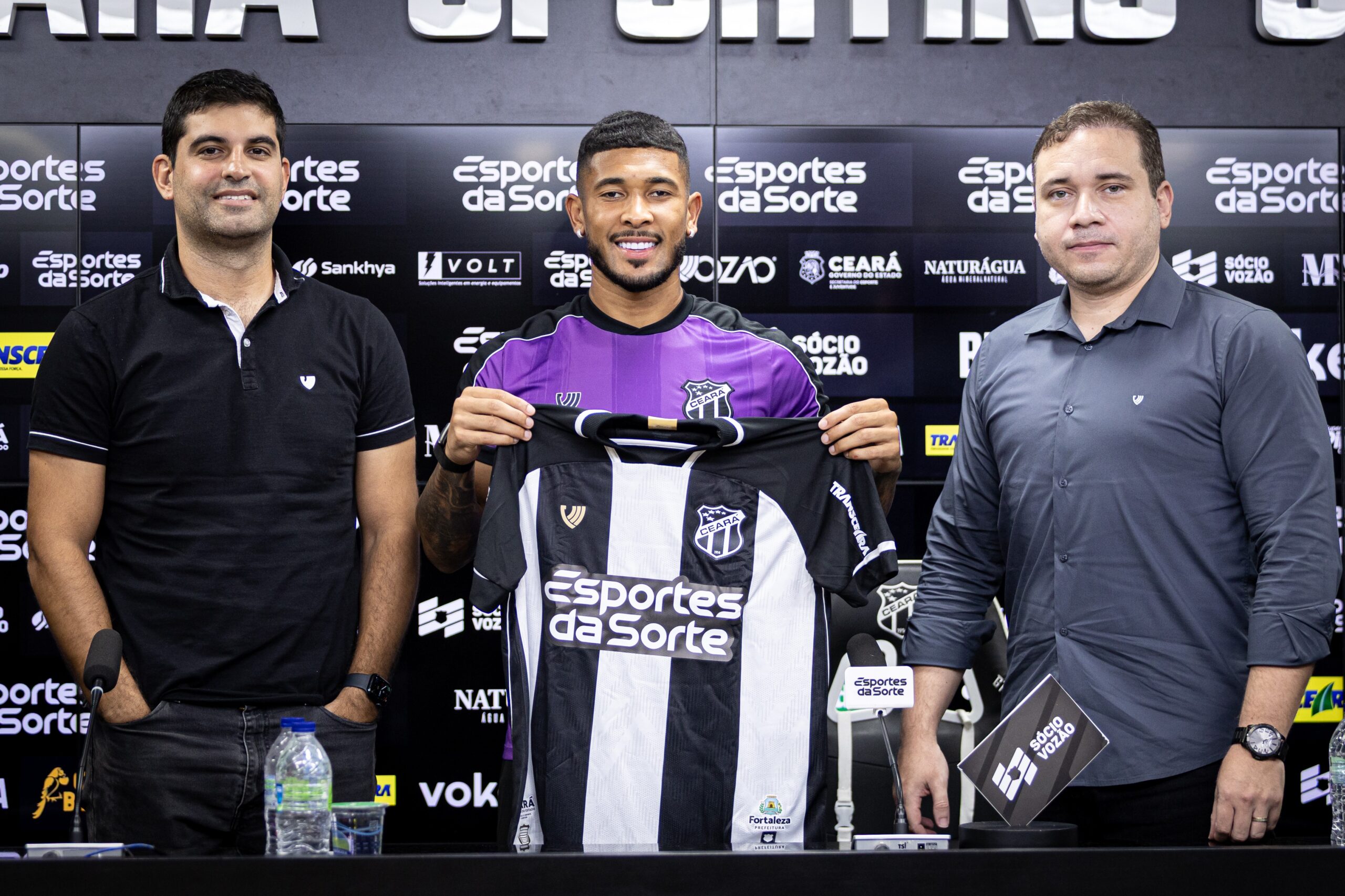 Fernando é apresentado no Ceará e revela que já acompanhava o clube