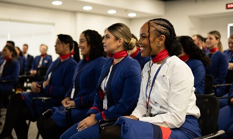 Comissário de bordo: veja salário inicial e como funciona carreira no Brasil