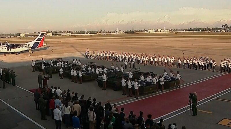 Corpos dos 32 soldados cubanos mortos durante captura de Maduro chegam a Cuba; VÍDEO