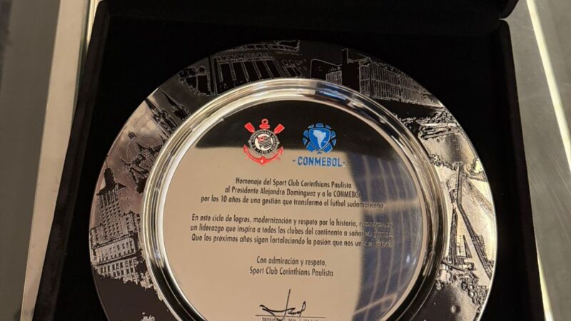 “Vai Corinthians” do presidente da Fifa e placa à Conmebol: como foi a ida de Marcelo Paz ao Paraguai