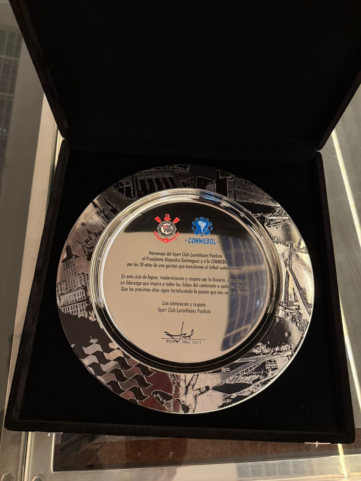 “Vai Corinthians” do presidente da Fifa e placa à Conmebol: como foi a ida de Marcelo Paz ao Paraguai