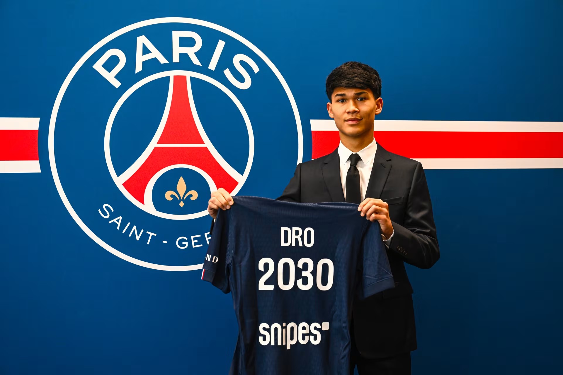 PSG anuncia Dro Fernández, espanhol de 18 anos que pagou multa para deixar o Barcelona
