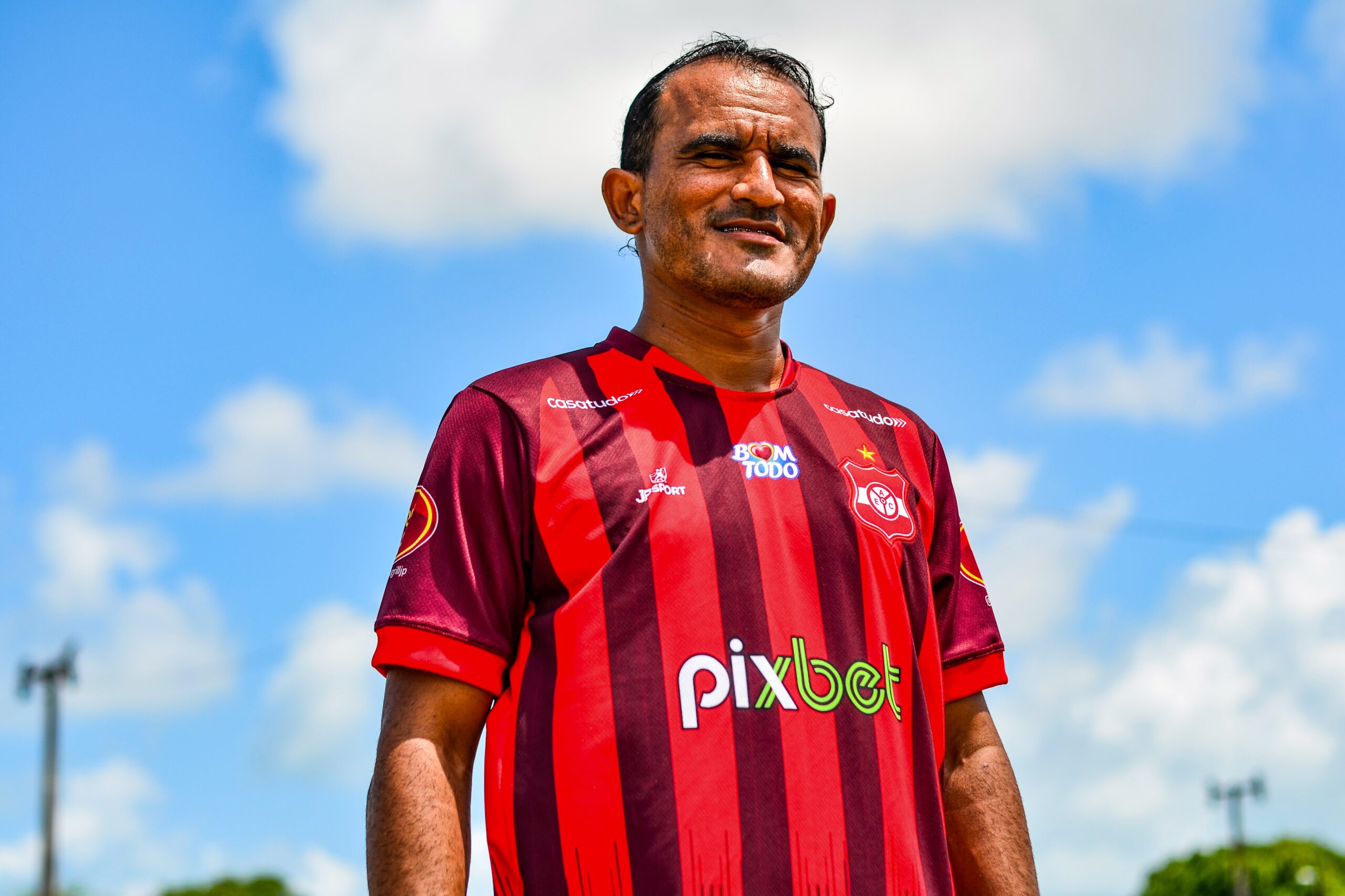 Filho de ex-jogador assina profissionalmente com o Coritiba até 2028; conheça