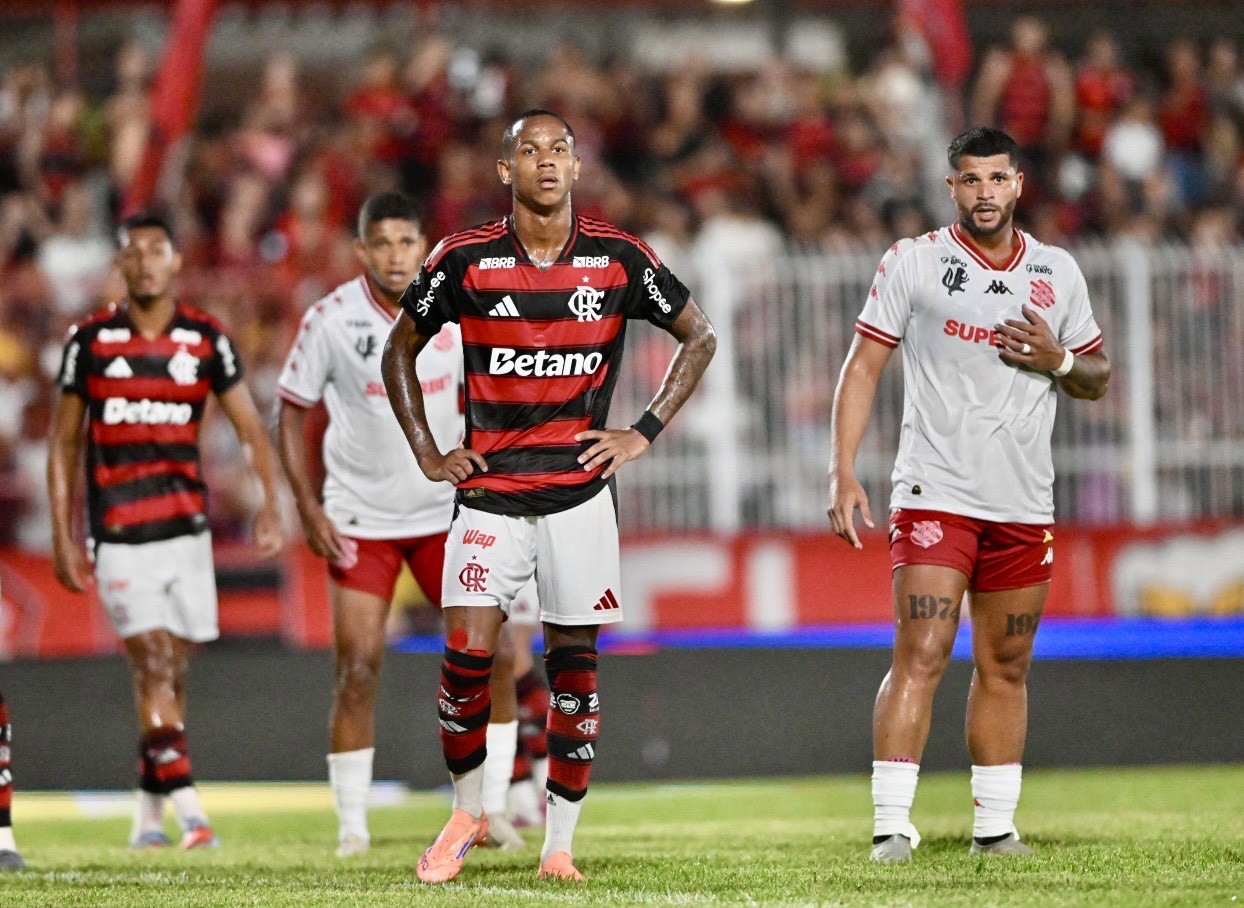 Entenda o que trava a negociação de Flamengo e Bragantino por Wallace Yan