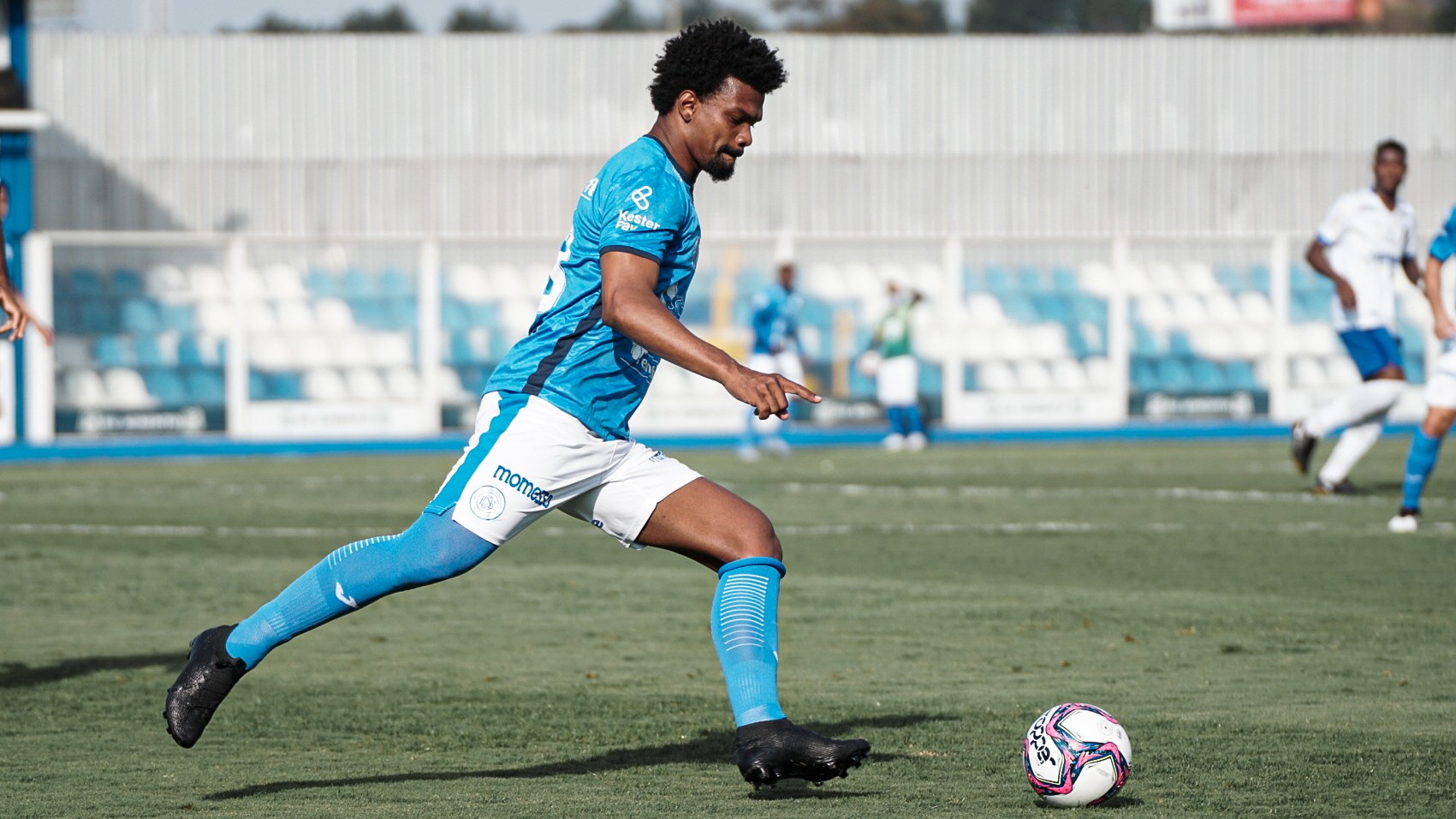 Comercial perde lateral-direito e oficializa zagueiro de 37 anos