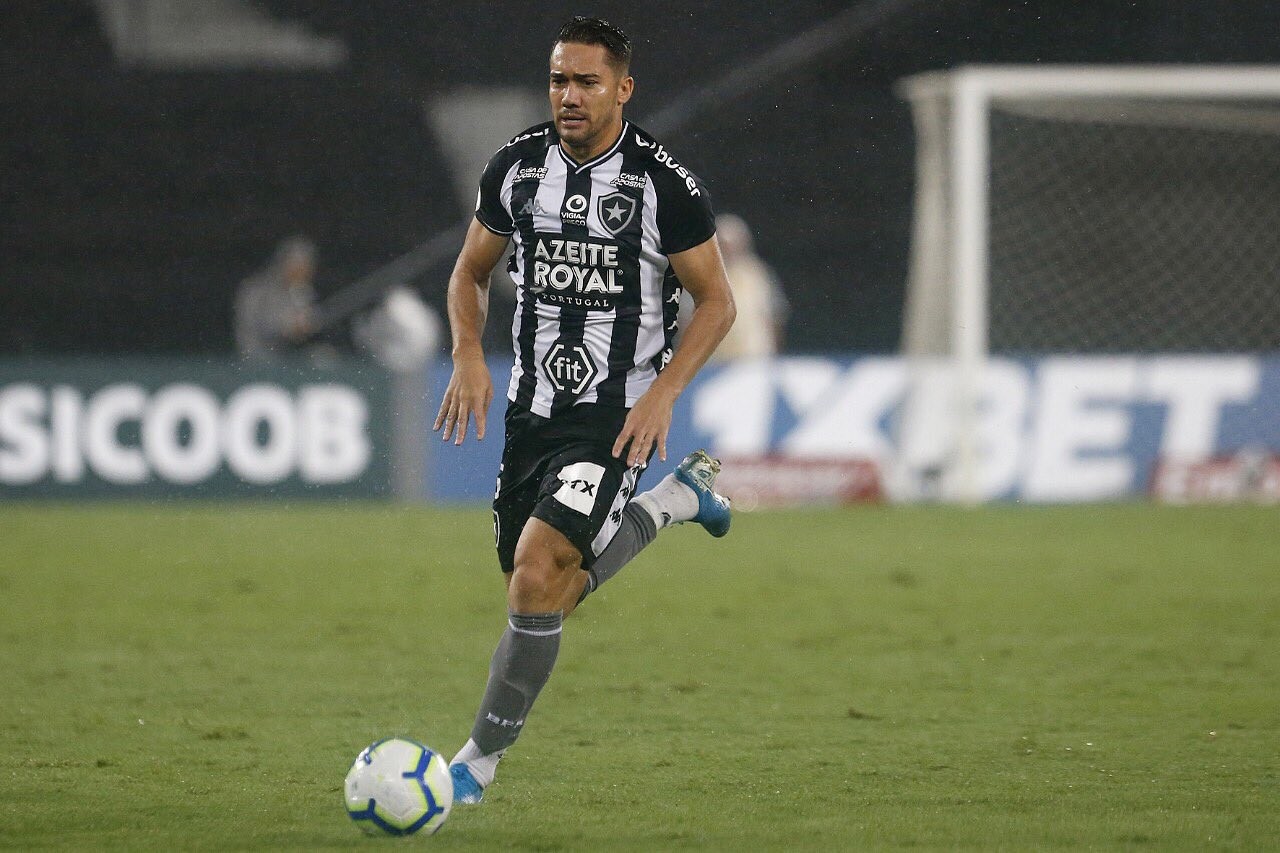 Volante ex-Corinthians e Botafogo é anunciado pelo Criciúma