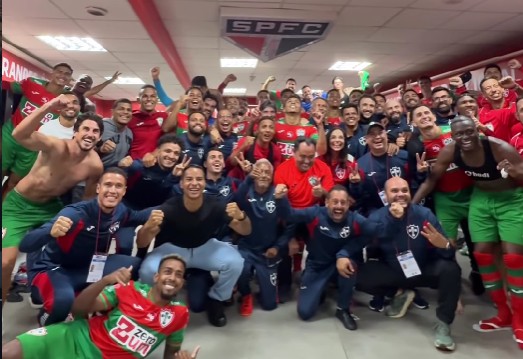 Clima de arquibancada: como foi a festa dos jogadores da Portuguesa no vestiário do Morumbis