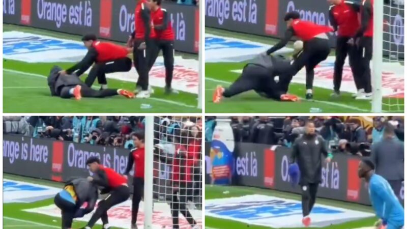 Gandulas tentam roubar toalha de herói de Senegal e arrastam goleiro reserva; veja o vídeo