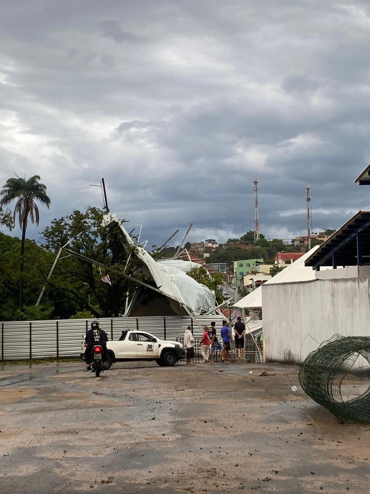 Chuva e ventos fortes provocam estragos no Juvenção, palco do Campeonato Mineiro