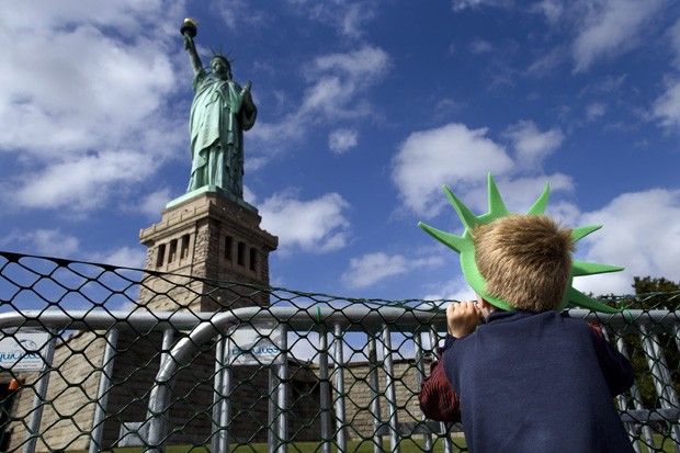 Menos estrangeiros visitaram os EUA em 2025, mas gastos globais com turismo aumentaram