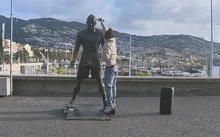 VÍDEO: Homem ateia fogo em estátua do Cristiano Ronaldo na ilha da Madeira