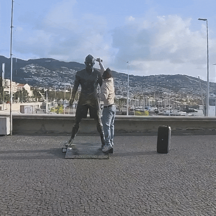 VÍDEO: Homem ateia fogo em estátua do Cristiano Ronaldo na ilha da Madeira