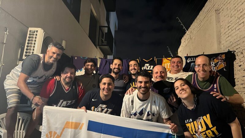 Torcedores sul-americanos levam clima de torcida de futebol a jogo do Utah Jazz na NBA; veja o vídeo